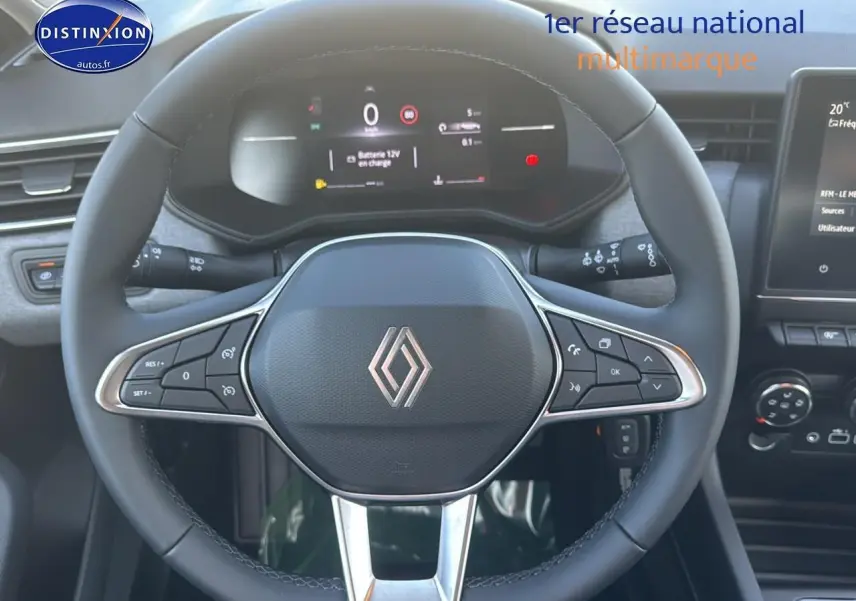 Volant Renault Clio 2025 en cuir noir avec commandes intégrées, tableau de bord numérique et écran tactile central visible.