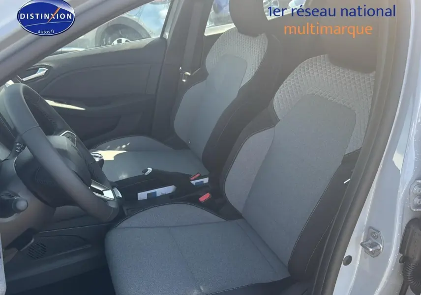 Vue intérieure côté conducteur de la Renault Clio 1.5 BlueDCi 2025 avec sièges gris et volant noir.