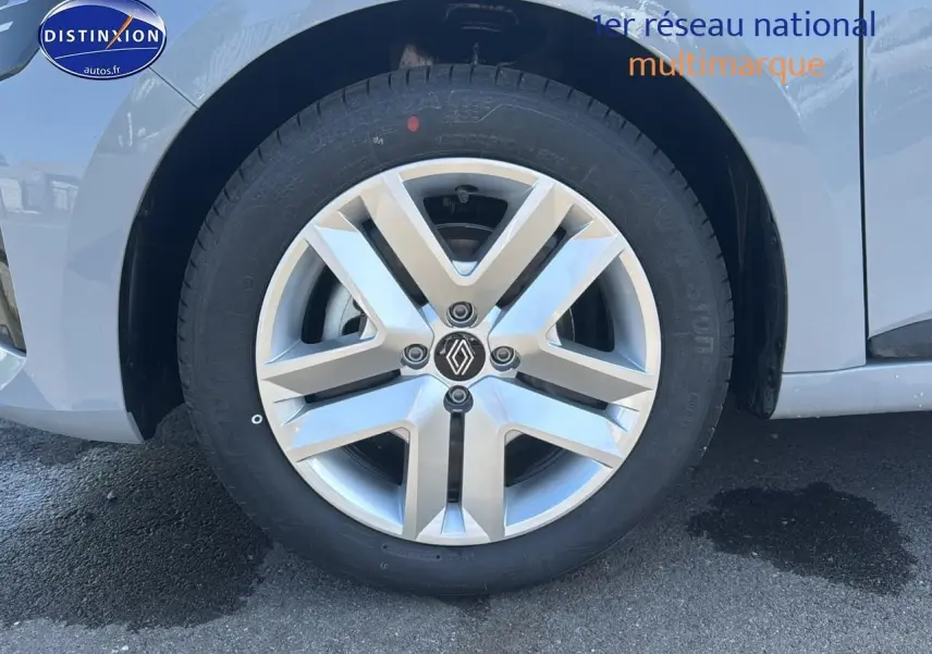 Gros plan sur la roue avant droite de la Renault Clio 1.5 BlueDCi 2025 en gris Rafale avec jante alliage moderne.