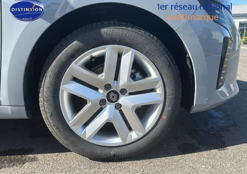 Gros plan sur la roue avant gauche de la Renault Clio 2025 en Gris Rafale avec jante alliage argentée.