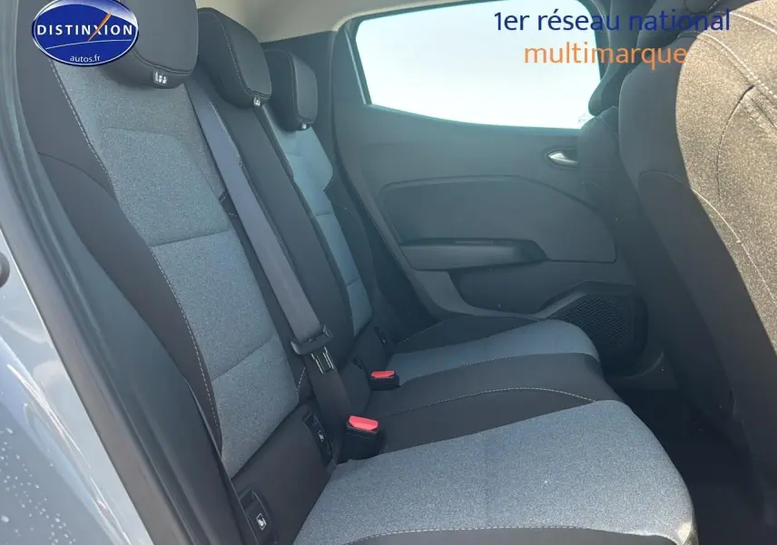 Vue latérale des sièges arrière gris et noirs d'une Renault Clio 1.5 BlueDCi 2025 avec porte ouverte côté gauche.