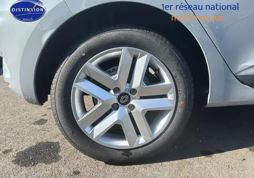 Gros plan sur la roue avant gauche d'une Renault Clio 2025 gris Rafale avec jante alliage moderne.