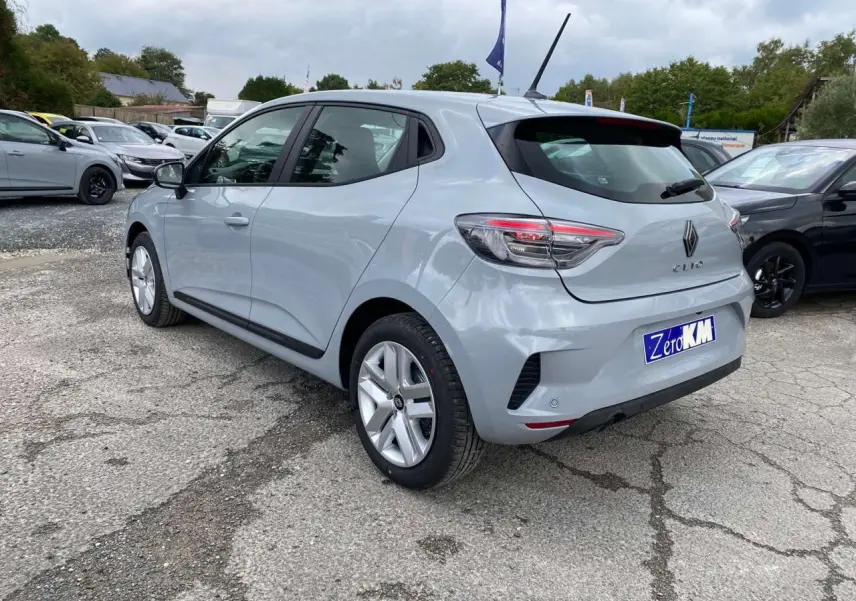 Renault Clio 2025 gris Rafale vue 3/4 arrière droit, avec feux LED et jantes alliage visibles sur parking.