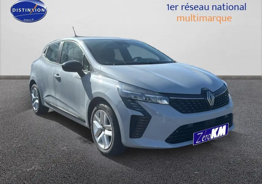 Renault Clio 2025 gris Rafale vue 3/4 avant avec projecteurs LED et calandre noire distinctive.