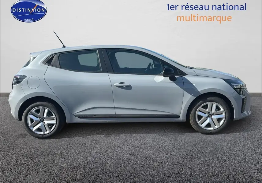 Profil latéral droit d'une Renault Clio 1.5 BlueDCi gris Rafale 2025 avec jantes alliage et lignes épurées.