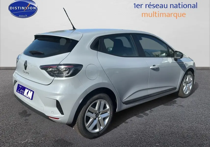 Vue 3/4 arrière droite d'une Renault Clio 2025 gris Rafale avec feux LED et jantes alliage.