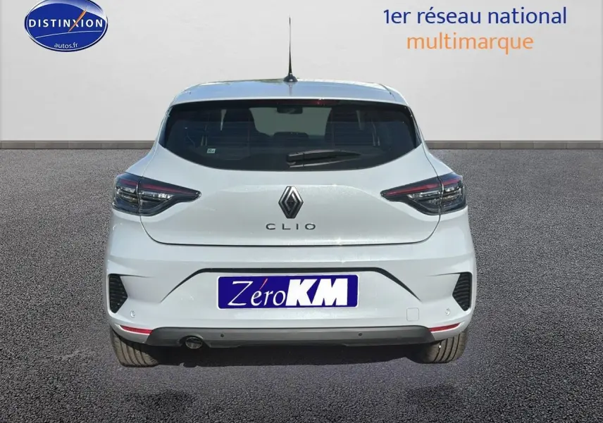 Vue arrière d'une Renault Clio 1.5 BlueDCi gris Rafale avec feux LED et caméra de recul visible.