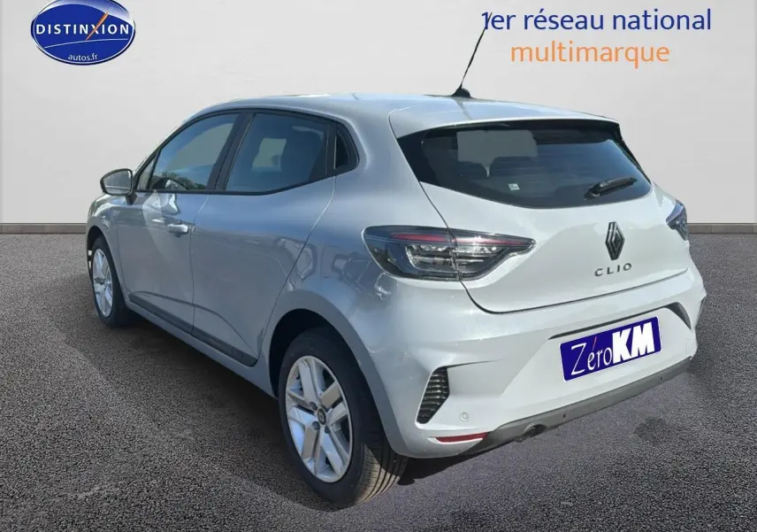 Vue 3/4 arrière droite d'une Renault Clio 1.5 BlueDCi gris Rafale avec feux LED et caméra de recul visible.