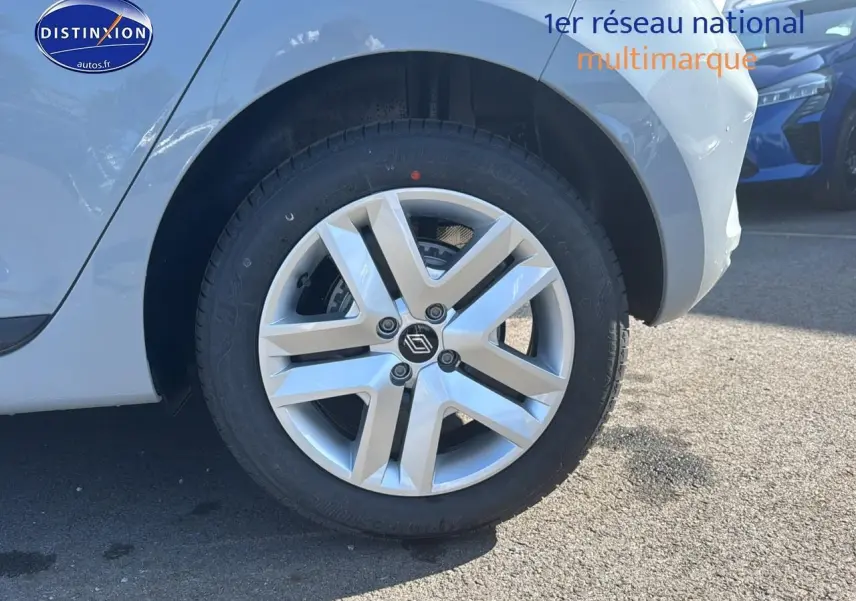 Gros plan sur la roue arrière droite d'une Renault Clio gris Rafale, mettant en valeur la jante alliage moderne.