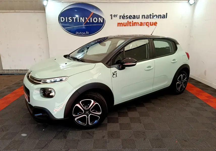 Citroën C3 PureTech 82 vert vue 3/4 avant droit, avec jantes alliage et toit noir contrasté.
