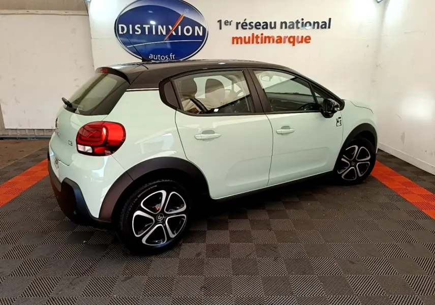 Citroën C3 PureTech 82 vert clair vue côté droit arrière avec toit noir et jantes distinctives