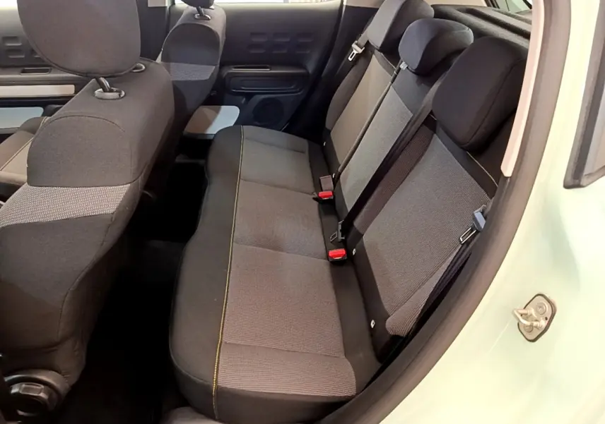 Banquette arrière en tissu gris et noir vue côté droit de la Citroën C3 PureTech 82 S&S BVM Graphic vert 2019.