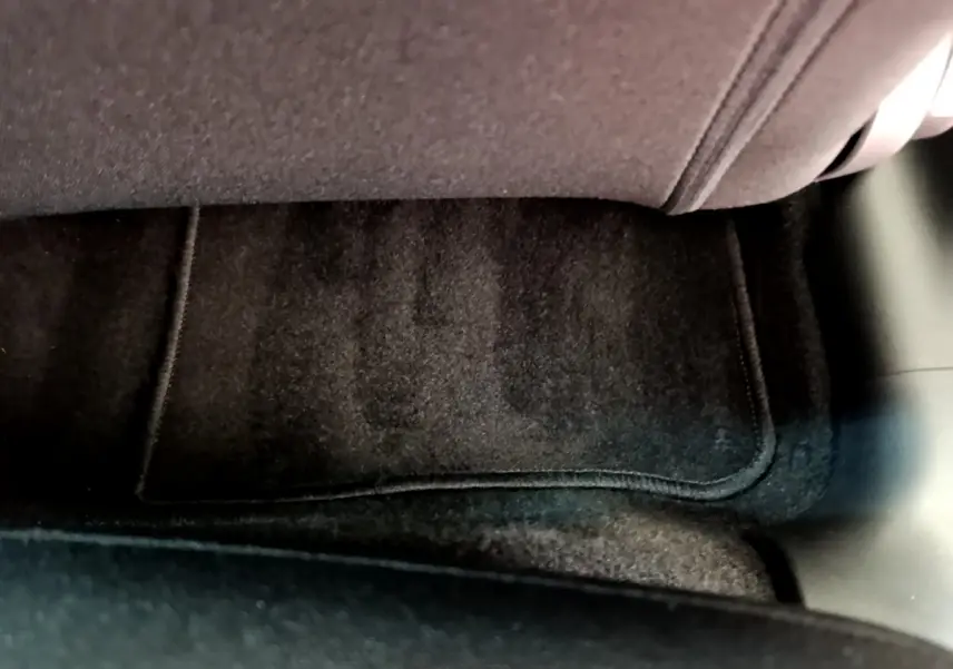 Moquette noire du plancher côté passager avant de la Citroën C3 PureTech 82 S&S BVM Graphic 2019.