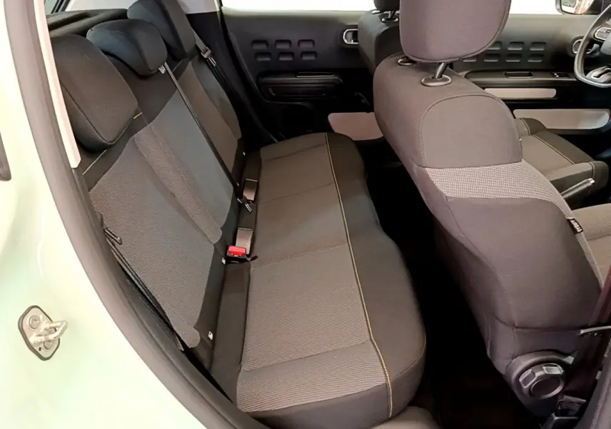 Vue intérieure côté gauche sur la banquette arrière noire et grise de la Citroën C3 PureTech 82 S&S BVM Graphic 2019.