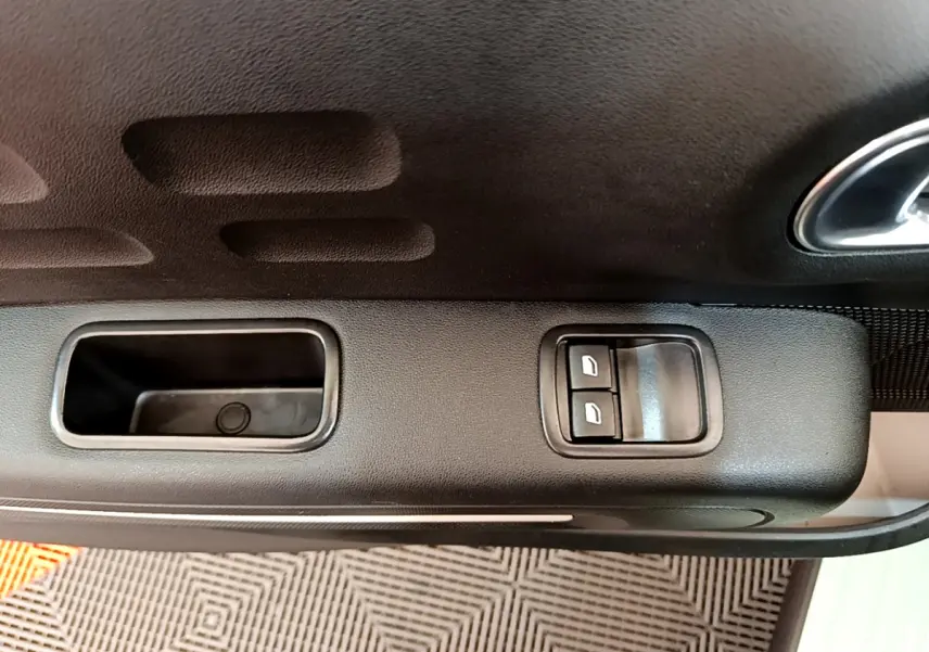 Gros plan sur la commande des vitres électriques côté conducteur de la Citroën C3 PureTech 82 S&S BVM Graphic 2019.