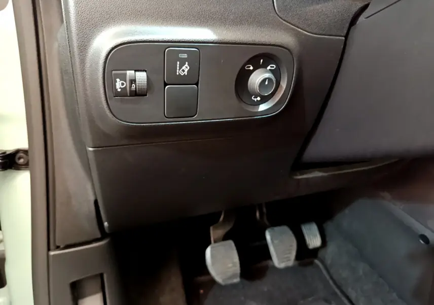 Détail des commandes d'éclairage et réglage des rétroviseurs côté gauche dans une Citroën C3 PureTech 2019.