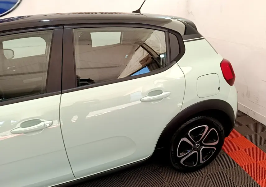 Vue latérale gauche d'une Citroën C3 2019 vert clair avec toit noir et jantes alliage distinctives.