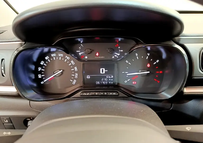 Tableau de bord de Citroën C3 PureTech 82 2019, vue frontale sur compteurs numériques et analogiques.