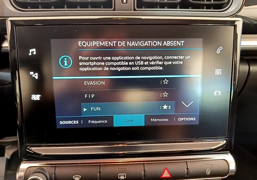 Écran tactile central de la Citroën C3 PureTech 2019 affichant un message d'absence de navigation.