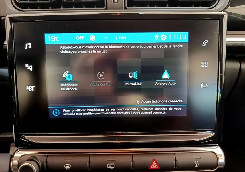 Écran tactile central de la Citroën C3 PureTech 82, affichant les options Bluetooth, Apple CarPlay et Android Auto.