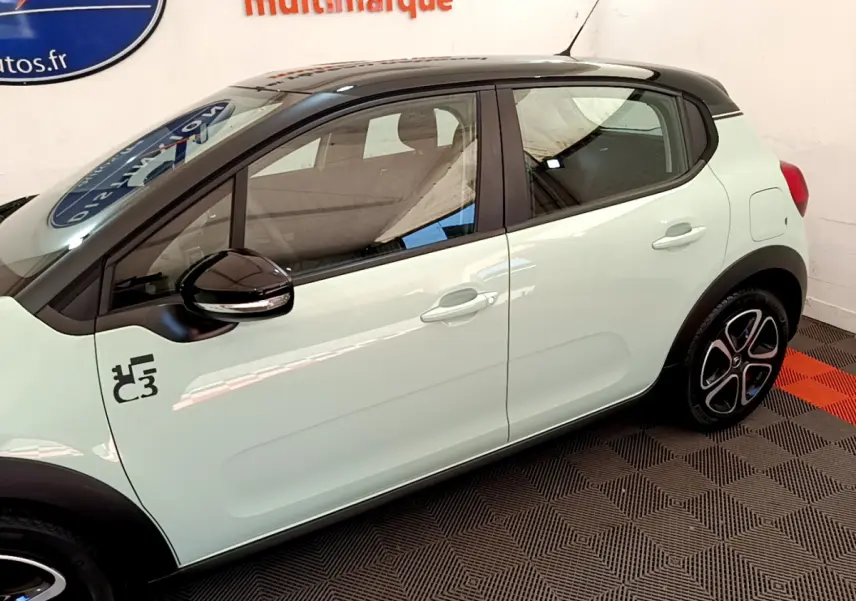 Profil côté gauche d'une Citroën C3 vert clair 2019 avec toit noir et jantes au design distinctif.