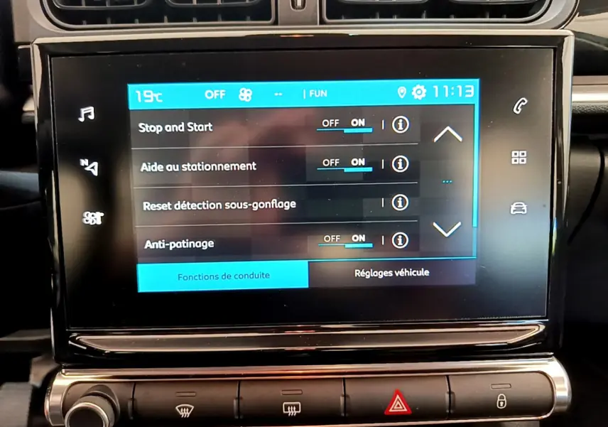 Écran tactile central de la Citroën C3 PureTech 82 affichant les réglages d’aide à la conduite.