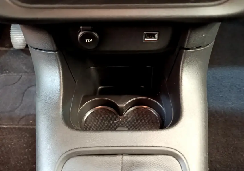 Gros plan sur la console centrale noire avec prise 12V et port USB de la Citroën C3 PureTech 2019.