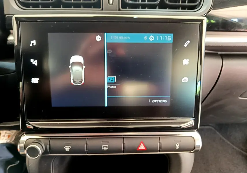 Écran tactile 7 pouces du tableau de bord de la Citroën C3 PureTech 82 vert, affichant les options de conduite.
