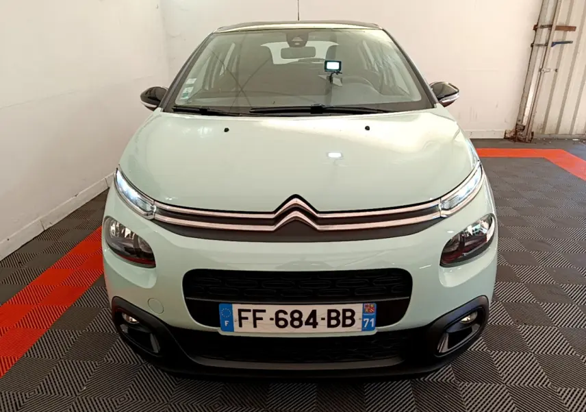 Vue frontale d'une Citroën C3 PureTech 82 S&S BVM Graphic vert clair avec calandre noire et phares LED allumés.