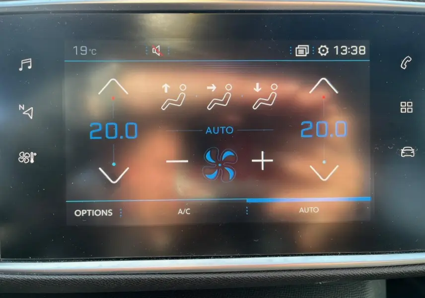 Écran tactile du système de climatisation bi-zone de la Peugeot 308 SW gris clair, affichant 20°C en mode automatique.