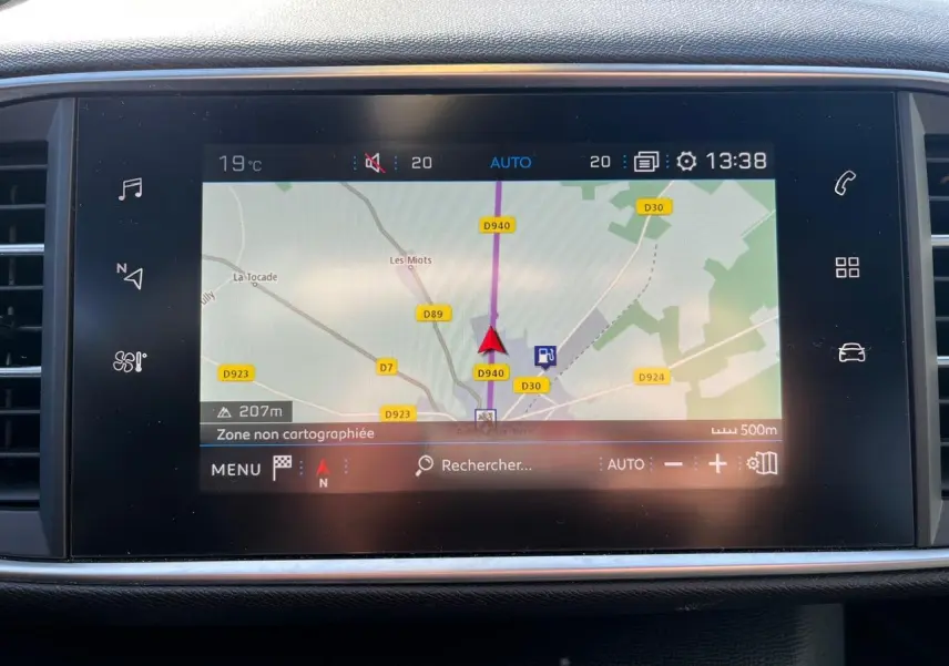 Écran tactile central du Peugeot 308 SW gris clair affichant la navigation GPS avec carte et indications de route.