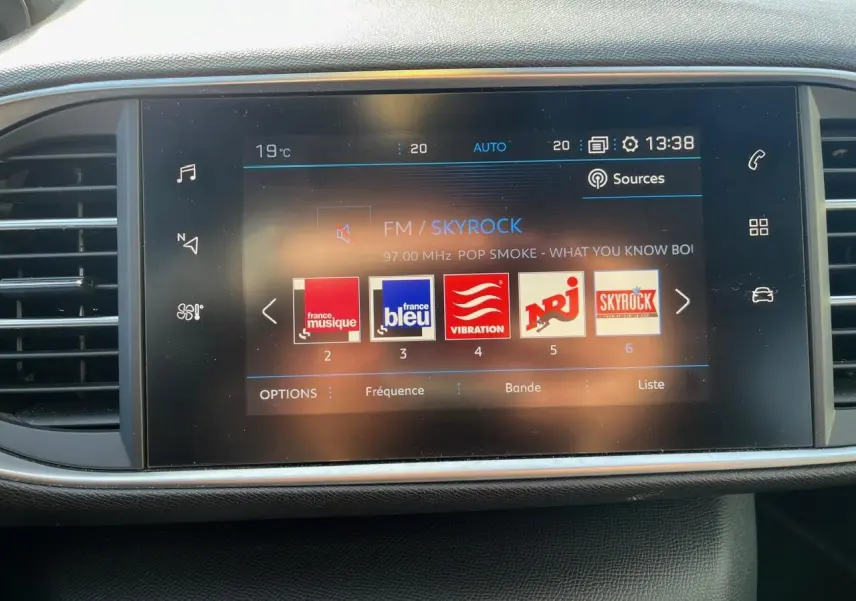 Écran tactile central de la Peugeot 308 SW GT Line 2019 affichant les stations radio FM avec interface moderne.