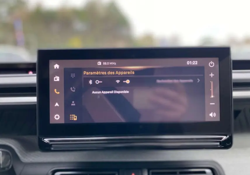 Écran tactile central affichant les paramètres Bluetooth et Wi-Fi dans l'habitacle du Citroën C3 Aircross hybride 2025.