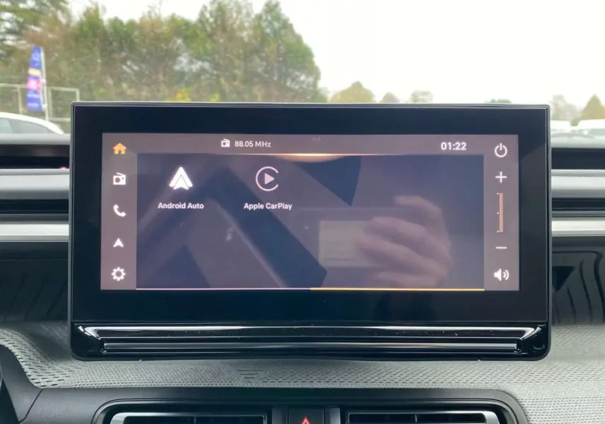 Écran tactile central affichant Apple CarPlay et Android Auto dans le tableau de bord d'une Citroën C3 Aircross 2025.