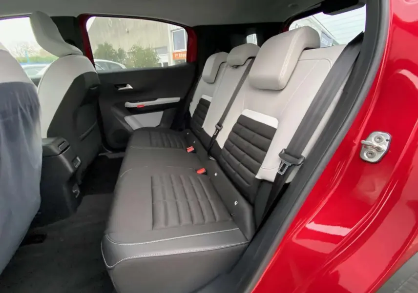 Vue intérieure côté gauche des sièges arrière en cuir bicolore noir et gris du Citroën C3 Aircross Rouge Elixir 2025.