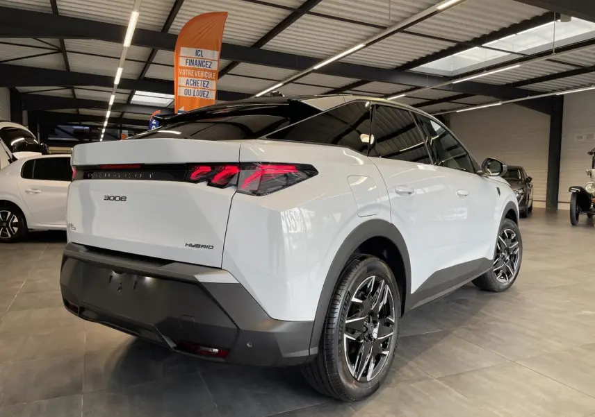 Vue 3/4 arrière droite d’un Peugeot 3008 blanc Okenite avec feux arrière à griffes LED et jantes alliage 19 pouces.
