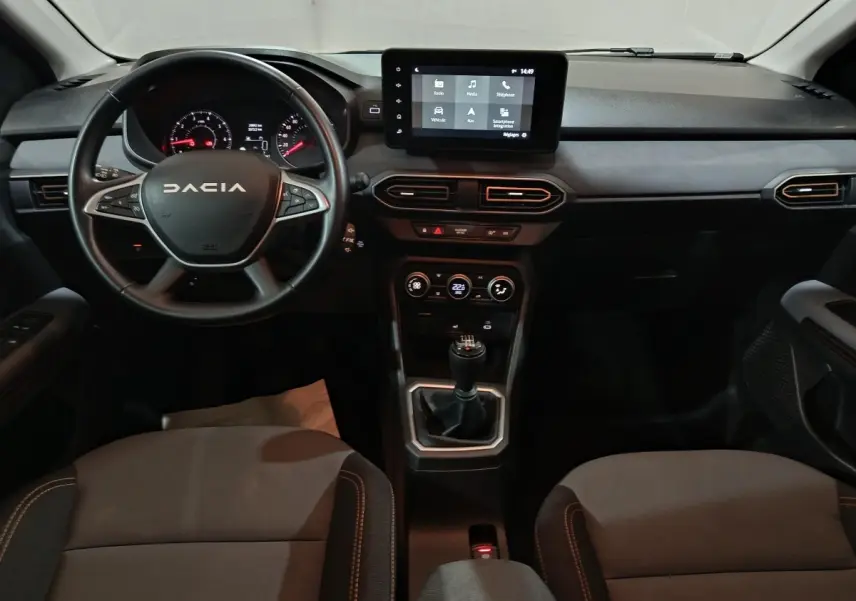 Intérieur de la Dacia Sandero Extreme+ 2024, vue frontale du tableau de bord avec écran tactile et volant noir.