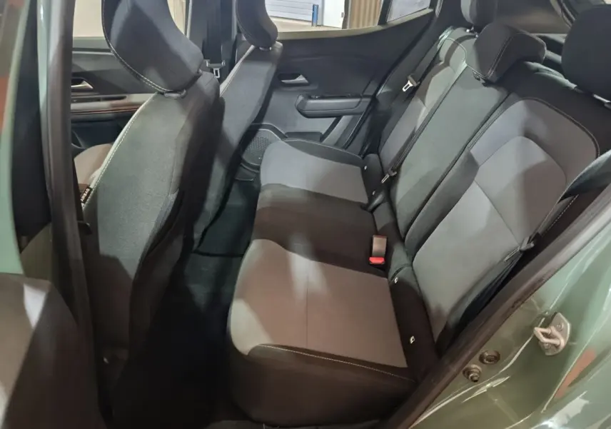 Vue intérieure côté droit montrant la banquette arrière grise et noire du Dacia Sandero Extreme+ TCe 110 vert 2024.