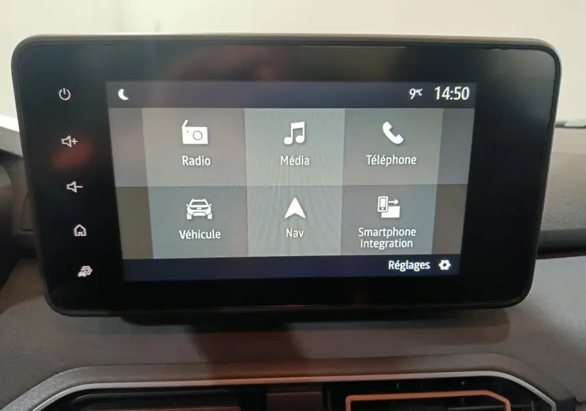 Écran tactile central de la Dacia Sandero Extreme+ TCe 110 2024 affichant les menus radio, média, téléphone et navigation.