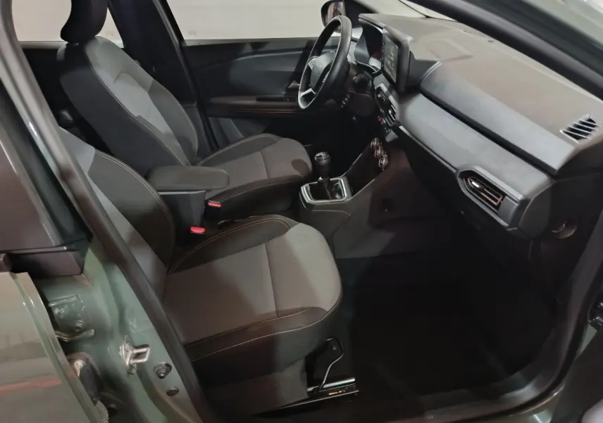 Vue intérieure côté conducteur de la Dacia Sandero Extreme+ TCe 110 2024, sièges gris et volant cuir noir.