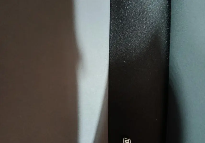 Détail des fixations Isofix sur la banquette arrière du Dacia Sandero Extreme+ TCe 110 2024, intérieur noir et gris.