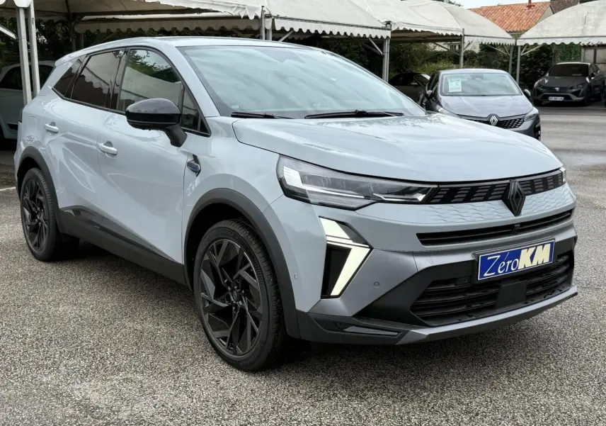 Renault Symbioz gris Rafale en vue 3/4 avant droit, avec calandre noire et jantes noires distinctives.