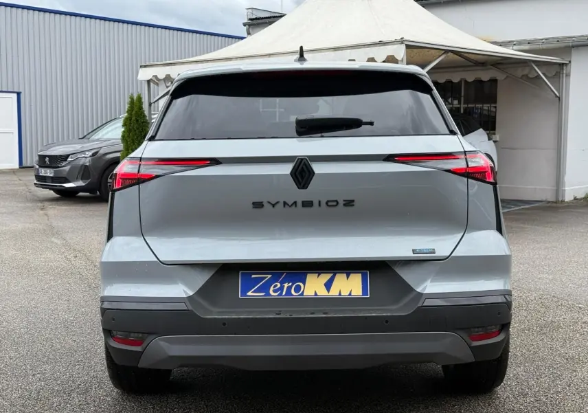 Vue arrière d'un Renault Symbioz gris Rafale 2026 avec feux LED fins et logo central noir brillant.