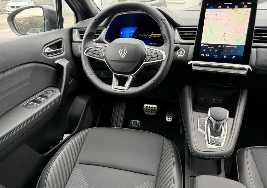 Vue intérieure côté conducteur de la Renault Symbioz 2026, avec volant multifonction, écran tactile vertical et sellerie noire.