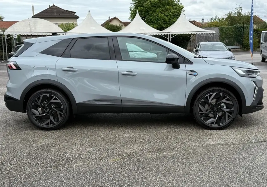 Vue de profil côté gauche du Renault Symbioz gris rafale 2026 avec jantes noires et lignes épurées.