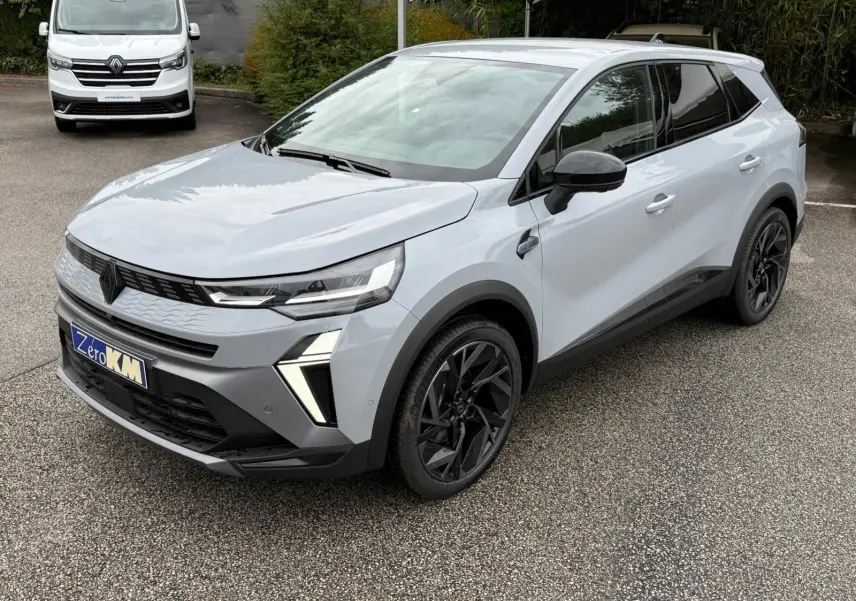 Vue 3/4 avant droit du Renault SYMBIOZ gris rafale avec ses phares LED distinctifs et jantes noires sportives.