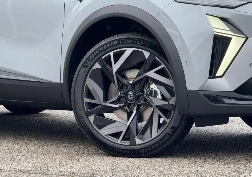 Gros plan sur la roue avant droite du Renault Symbioz gris Rafale, mettant en valeur la jante au design géométrique moderne.