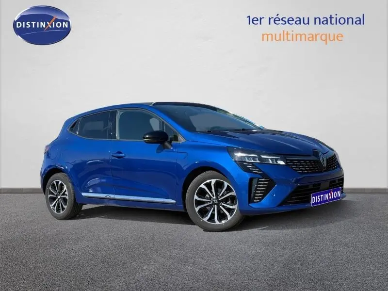 Renault Clio 2025 Bleu Iron en 3/4 avant droit, avec jantes alliage et calandre au design moderne.