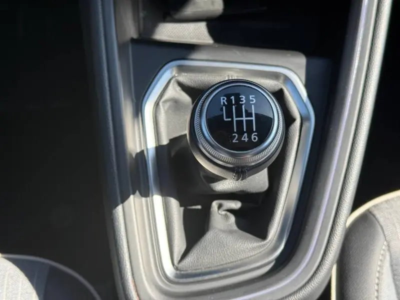 Gros plan sur le levier de vitesses manuel de la Renault Clio 1.0 TCe 90ch Techno 2025, intérieur noir.