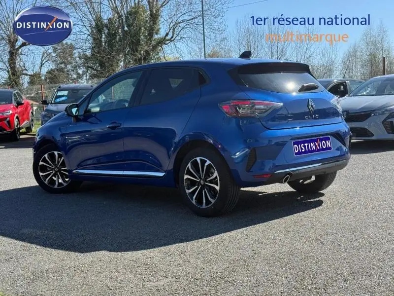 Renault Clio 1.0 TCe 90ch Techno 2025 en Bleu Iron, vue 3/4 arrière droit avec jantes alliage et feux LED.